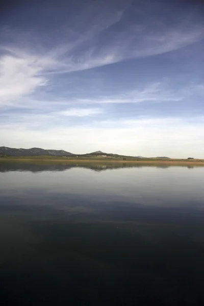 Céu paisagem de Alange Reservoir, Espanha — Fotografia de Stock