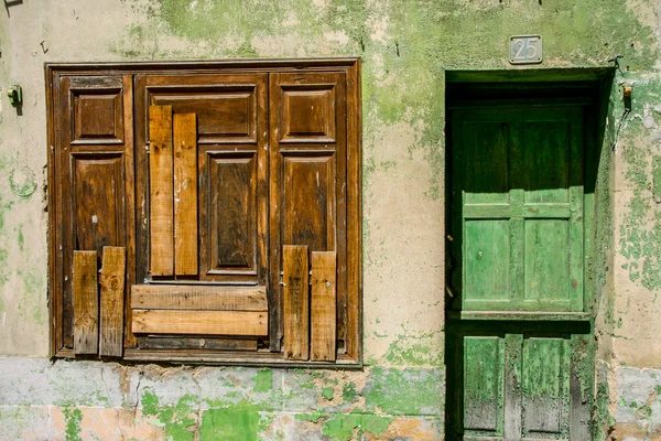 Rustikale Tür und Fenster, banos de montemayo — Stockfoto