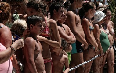 Taşıyıcılar hattı. Kimliği belirsiz kişi Palm Virgin alayı katılan