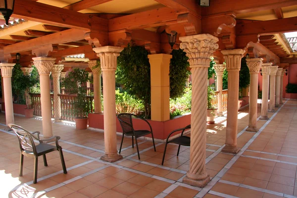 Arriba, porche. Edificio de estilo andaluz en interiores, Cádiz, Aleciras, España — Foto de Stock