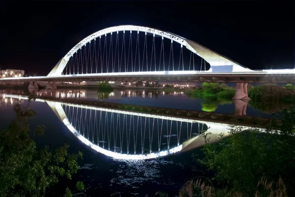 Ponte de Lusitânia sobre o rio Guadiana à noite — Fotografia de Stock