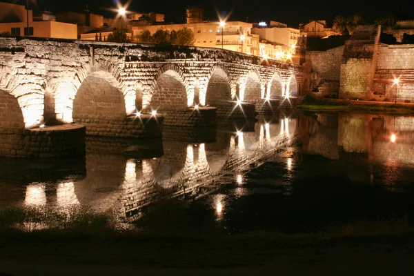 Romaren överbryggar och alcazaba på natten, Mérida, Spain — Stockfoto