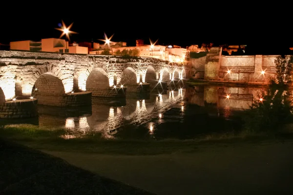 Puente romano y alcazaba por la noche, Mérida, España — Foto de Stock