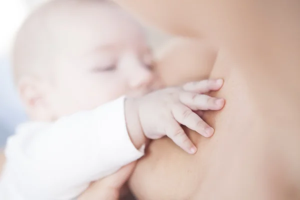 Baby hand närbild medan han är ammas — Stockfoto