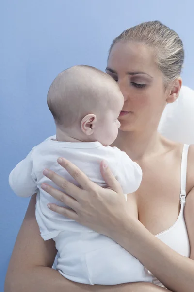 Madre eructar bebé niño —  Fotos de Stock