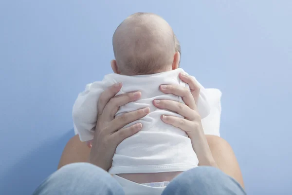 Joven madre jugando con su bebé después de la alimentación de mama —  Fotos de Stock