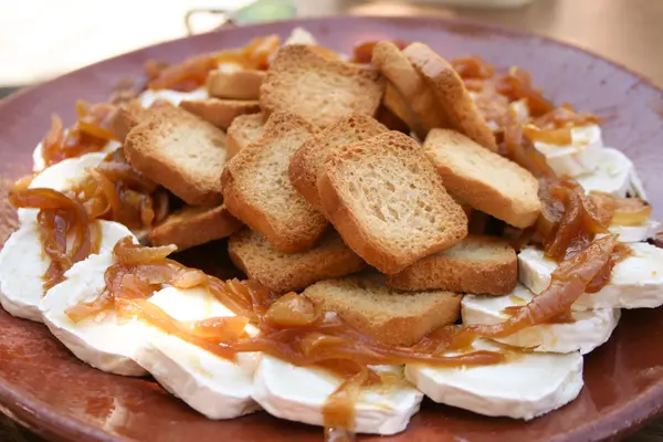 Ziegenkäse-Rollscheiben mit karamellisierter Zwiebel — Stockfoto