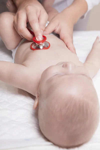 Pediatra examina menino de três meses usando um estetoscópio — Fotografia de Stock