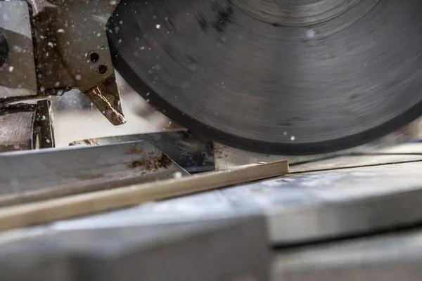 Closeup shot of blade cutting wood — Stock Photo, Image