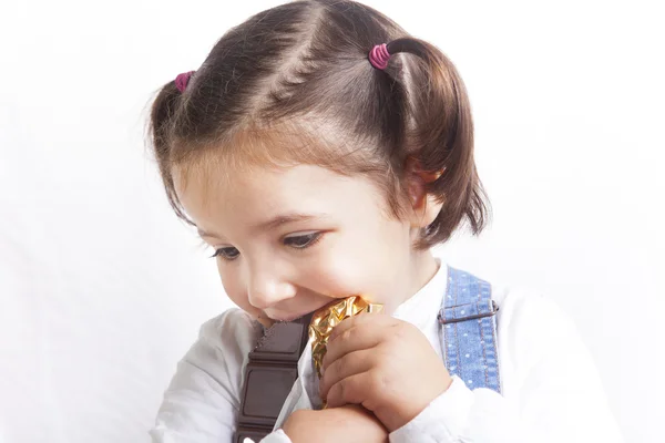 Retrato de menina feliz comendo chocolate — Fotografia de Stock