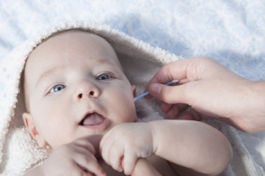Pamuklu çubukla onun erkek bebek için anne temizlik kulak