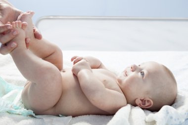 Anne bebek bacakları krem uygulamadan önce tutar