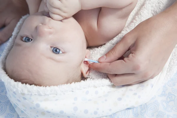 Anya tisztító fül, a vattacsomót hogy ő kisfiú — Stock Fotó