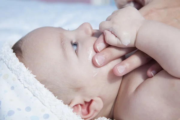 Madre aplicando crema sobre bebé niño — Foto de Stock