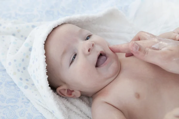 Madre aplicando crema sobre bebé niño — Foto de Stock