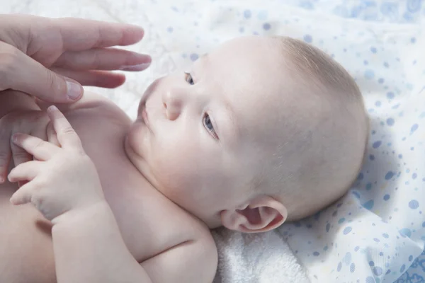 Anne bebek çocuk üzerinde krem uygulamak — Stok fotoğraf