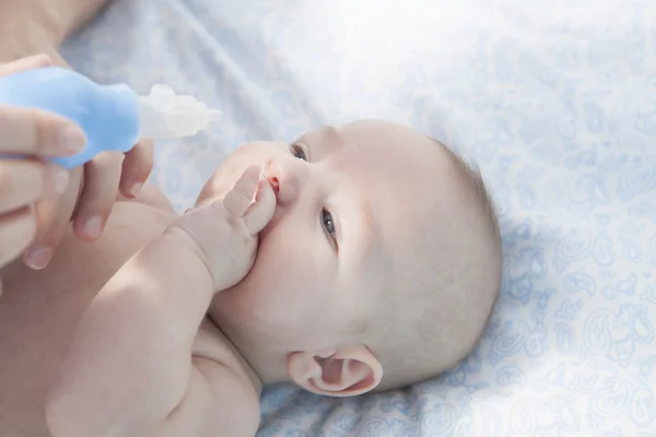 Matka za pomocą aspirator nosa dziecka — Zdjęcie stockowe