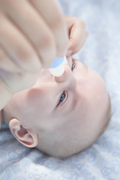 Mutter benutzt Baby-Nasensauger — Stockfoto