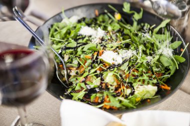 Parmesan peyniri salatası toz