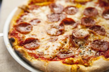 Lezzetli taze biberli pizza plaka üzerinde