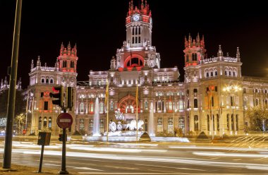 Gece görünümü Cibeles çeşme ile Madrid Kent Konseyi