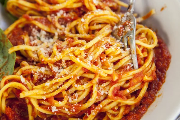 Tabak spagetti bolognese çatal ile — Stok fotoğraf