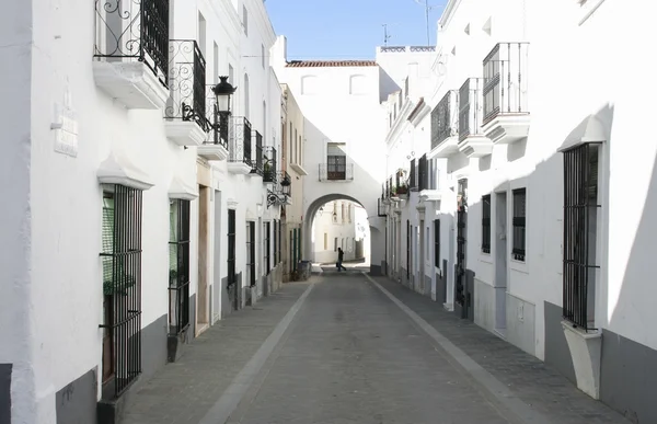 Fehérre meszelt házak, a falu utcáin, Olivenza, Spanyolország — Stock Fotó