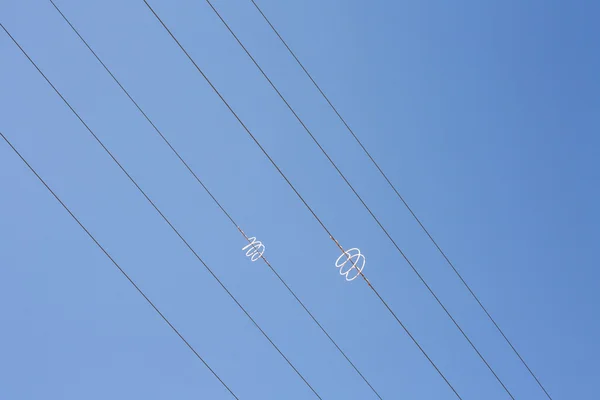 Napájecí kabely linie nad modrá obloha — Stock fotografie