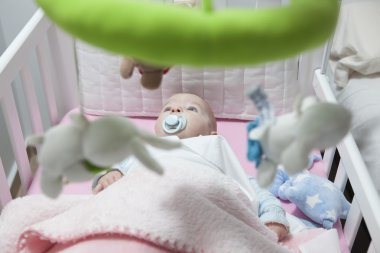 Mobile ile beyaz karyolası yalan erkek bebek