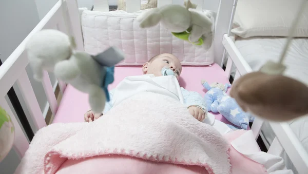 Mobile ile beyaz karyolası yalan erkek bebek