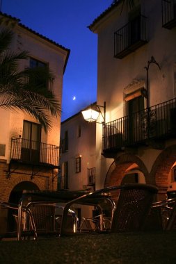 Moon, Zafra ile Plaza Chica