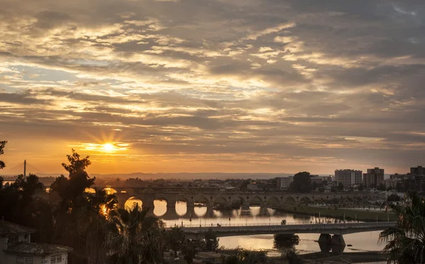 Ηλιοβασίλεμα με Badajoz γέφυρες — Φωτογραφία Αρχείου