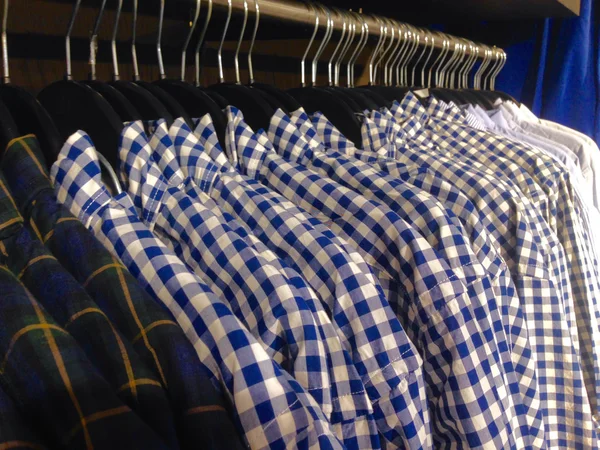 Camisas a cuadros de los hombres en la tienda — Foto de Stock