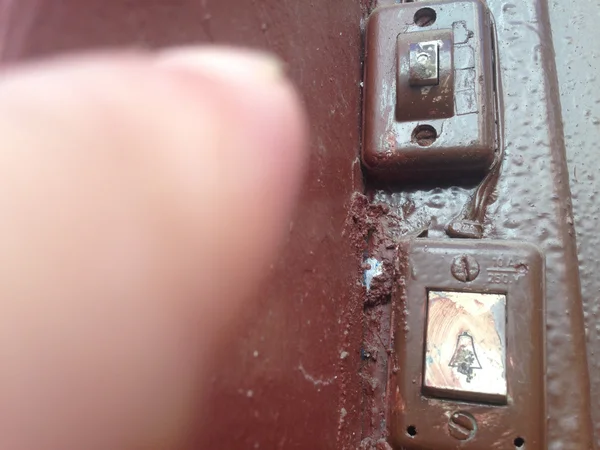 Kirli eski bell düğmeye yaklaşıyor — Stok fotoğraf