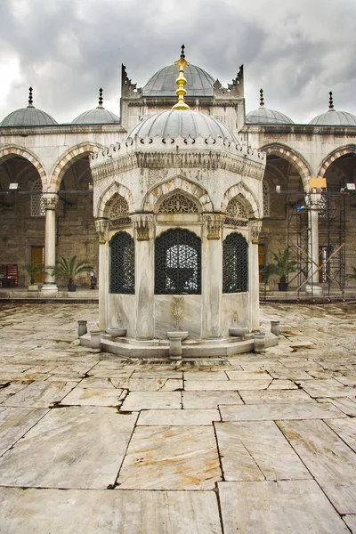 Abdest avlu, Istanbul'da yeni Camii
