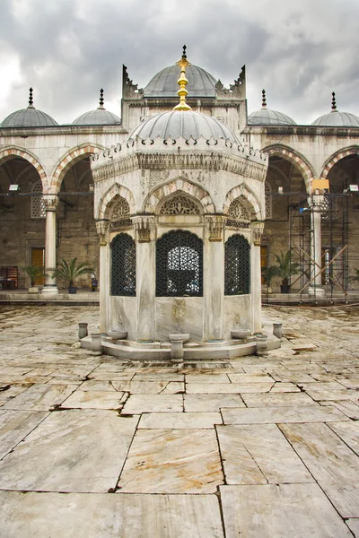Waschungen Hof, die neue Moschee in Istanbul — Stockfoto