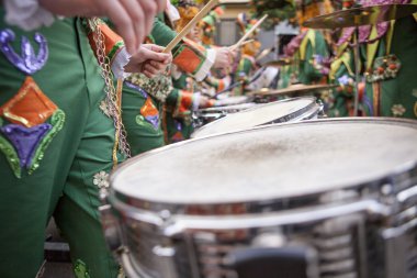 Sanatçılar karnaval geçit töreninde davul çalar