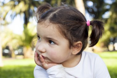 Düşünceli üç yıl eski küçük kız