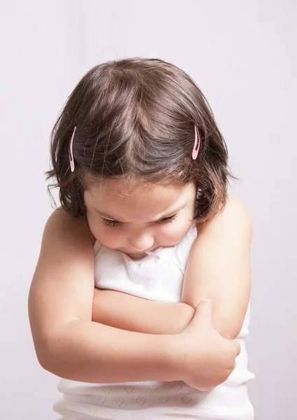 Irritada menina de três anos — Fotografia de Stock