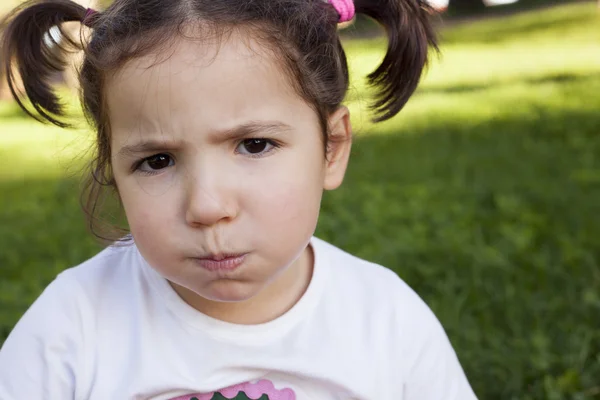 Uttråkad tre år gammal liten flicka — Stockfoto