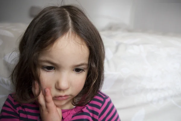 Doordachte drie jaar oud meisje — Stockfoto