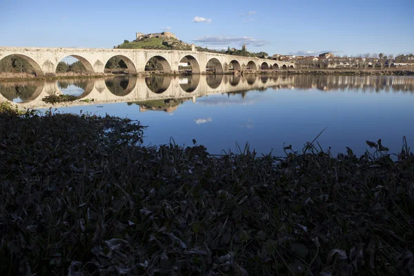 메 델 린 오래 된 다리와 성, 스페인 — 스톡 사진