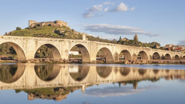 Medellin gamla bron och castle, Spanien — Stockfoto