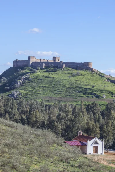 麦德林城堡从郊外，西班牙 — 图库照片