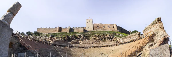 罗马剧院和麦德林城堡，西班牙。全景 — 图库照片