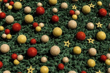 Yeşil ağaçta yıldızlı Noel topları