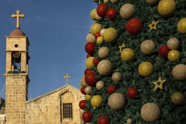 Pyntet Juletre Nær Kirken Nasaret – stockfoto