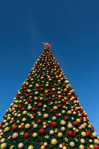 Árvore Natal Verde Decorada Com Muitas Bolas Uma Ponta Com — Fotografia de Stock