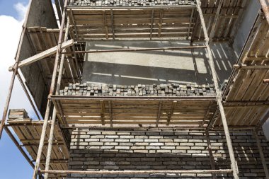 Bir evi tuğlayla kaplamak için iskele.