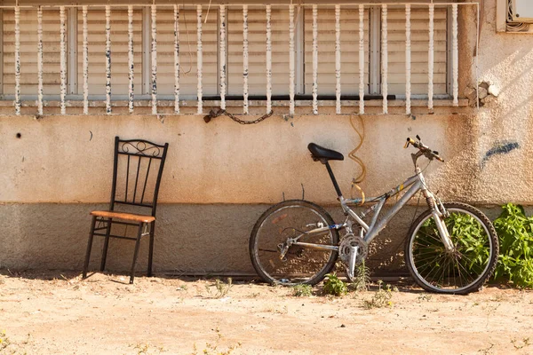 Θραύσμα Από Άδειο Σπίτι Ένα Παλιό Ποδήλατο Και Μια Καρέκλα — Φωτογραφία Αρχείου